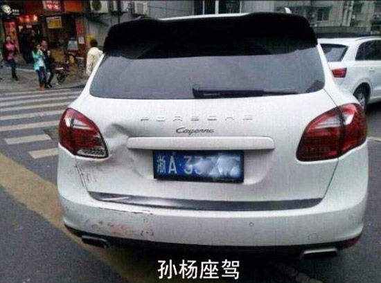 被公交车撞坏的孙杨座驾卡宴(图片来源:青年时报微博)